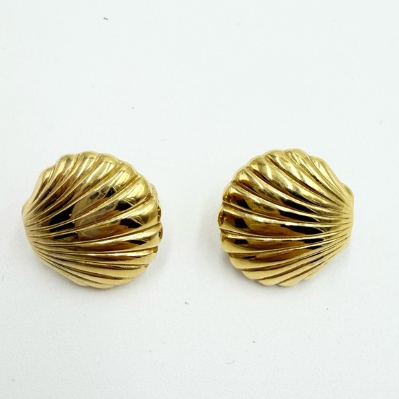 Vintage Clam Shell Gold Tone Clip on Earrings - Picture 2 of 5